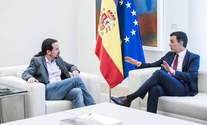 Pablo Iglesias (l) and Pedro Sanchez in the Moncloa palace.