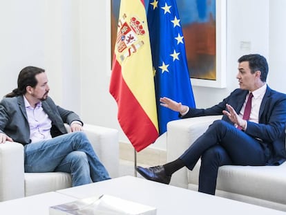 Pablo Iglesias (l) and Pedro Sanchez in the Moncloa palace.