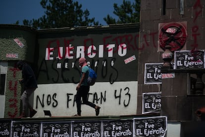 Protesta a las afueras del campo militar No. 1 de Ciudad de México por la desaparición de los 43 estudiantes de Ayotzinapa, en septiembre de 2022.