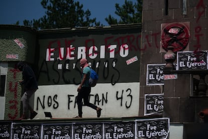 Protesta a las afueras del campo militar No. 1 de Ciudad de México por la desaparición de los 43 estudiantes de Ayotzinapa, en septiembre de 2022. 