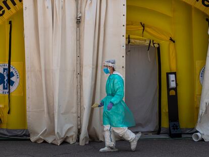 Una sanitaria en la puerta del centro de atención primaria Prat de la Riba, en Lleida, donde se ha instalado una carpa para atender los casos de covid-19.