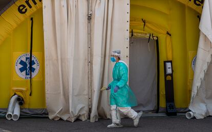 Una sanitaria en la puerta del centro de atención primaria Prat de la Riba, en Lleida, donde se ha instalado una carpa para atender los casos de covid-19.