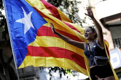 Una etudiante frente una estelada en el Rectorado de la Universidad de Barcelona