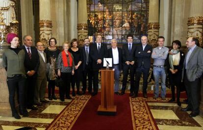 Autoridades y galardonados con los Premios Lauaxeta, en la Diputación de Bizkaia.