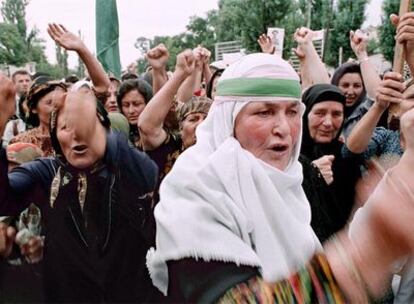 Manifestación de mujeres musulmanas en Chechenia contra la presencia de las fuerzas rusas.