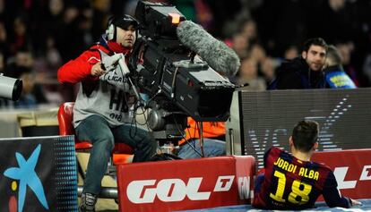 Un cámara de televisión, durante el Barcelona-Villarreal de semifinales de Copa del Rey.
