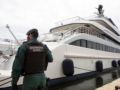 Un agente de la Guardia Civil custodia el yate ruso 'Tango'.