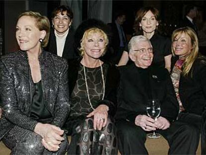 El director Blake Edwards rodeado de las actrices Julie Andrews, Elke Sommer, Bo Derek, Kathleen Quinlan y Marilu Henner.