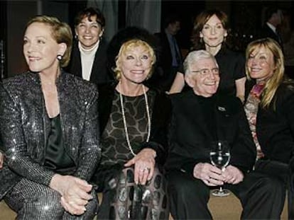 El director Blake Edwards rodeado de las actrices Julie Andrews, Elke Sommer, Bo Derek, Kathleen Quinlan y Marilu Henner.