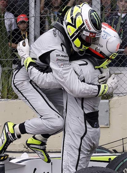 Jenson Button se abraza a Rubens Barrichello tras concluir quinto en el GP de Brasil. El brasileño era su máximo rival en la clasificación, pero lo logrado hoy por el británico le deja sin opciones de arrebatarle el título