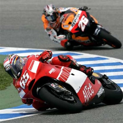El italiano Loris Capirossi, seguido de cerca del español Dani Pedrosa, primero y segundo en el Gran Premio de Jerez.