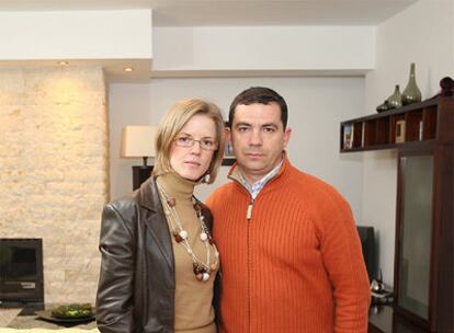 Antonia Infantes y Jaime Ontiveros, ayer, en su casa de Colmenar.