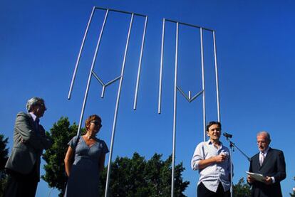 La escultura <i>Adam i Eva,</i> ayer en el Campus de Tarongers de la Universitat de València.