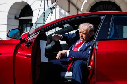 Donald Trump sale de un auto Tesla, modelo S, este martes en el Jardín Sur de La Casa Blanca. 