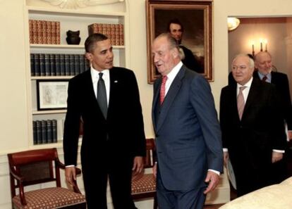 El rey Juan Carlos conversa con el presidente de Estados Unidos, Barak Obama, seguido por el ministro español de Asuntos Exteriores Miguel Ángel Moratinos (segundo derecha) y el jefe de la Casa del Rey, Alberto Aza.