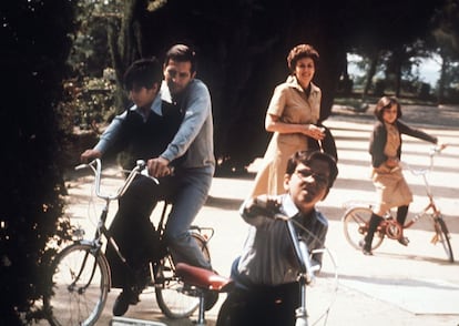 El presidente Adolfo Suárez (i) lleva a su hijo Adolfo en bicicleta durante un momento de recreo en los jardines del palacio de La Moncloa. De izquierda a derecha, Adolfo Suárez Illana, Adolfo Suárez, Javier Suárez Illana, Amparo Illana, y Sonsoles Suárez. La imagen es de 1977.