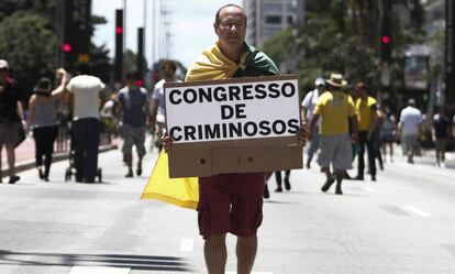 Manifestante protesta na av. Paulista em dezembro de 2016.