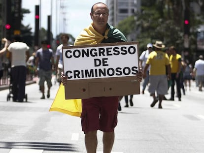 Manifestante protesta na av. Paulista em dezembro de 2016.