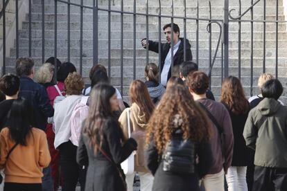 Los turistas se han encontrado con las verjas de la Sagrada Família cerradas ante el riesgo de contagio del coronavirus.