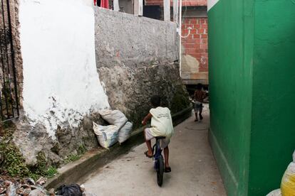 Niños jugando en una de las callejuelas de Santa Marta.
