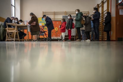 Varios votantes esperan en fila para depositar la papeleta en una de las mesas del colegio Antonio García Quintana, en Valladolid.