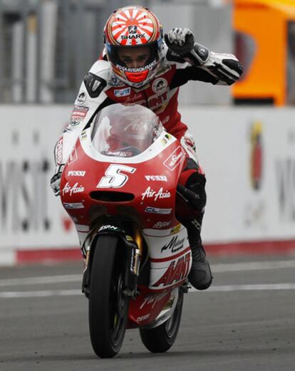 Johann Zarco levanta el puño al cruzar primero la meta de Motegi.