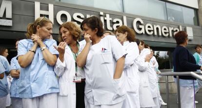 Protesta del personal sanitario frente al hospital de La Paz, ayer.