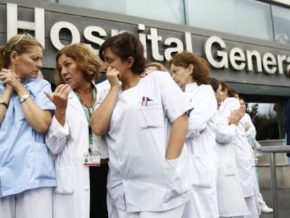 Protesta del personal sanitario frente al hospital de La Paz, ayer.