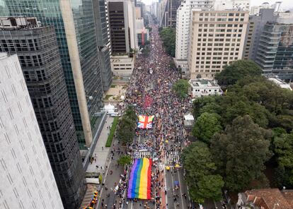 El Desfile del Orgullo LGBT+ de Sao Paulo volvió a confirmarse como uno de los más multitudinarios del mundo. Las decenas de cantantes y grupos que lo animaron, que se presentaron en lo alto de 19 inmensos camiones adaptados con plataforma y poderosos amplificadores de sonido, atrajeron a cerca de tres millones de personas, según los cálculos de sus organizadores. 