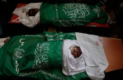 Los cuerpos de dos niños palestinos, asesinados durante los ataques israelíes sobre Gaza, son velados durante el funeral en la mezquita de Beit Lahia, en el norte de la Franja de Gaza, el 6 de mayo de 2019.