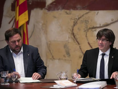 El presidente de la Generalitat, Carles Puigdemont, junto al vicepresidente Oriol Junqueras.