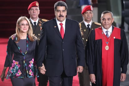 El presidente de Venezuela, Nicolás Maduro, llega a su ceremonia de investidura donde jurará para un segundo período de gobierno que lo mantendrá en el poder hasta el año 2025, en compañía de su esposa Cilia Flores y el presidente del Tribunal Supremo de Justicia (TSJ), Maikel Moreno, en Caracas.