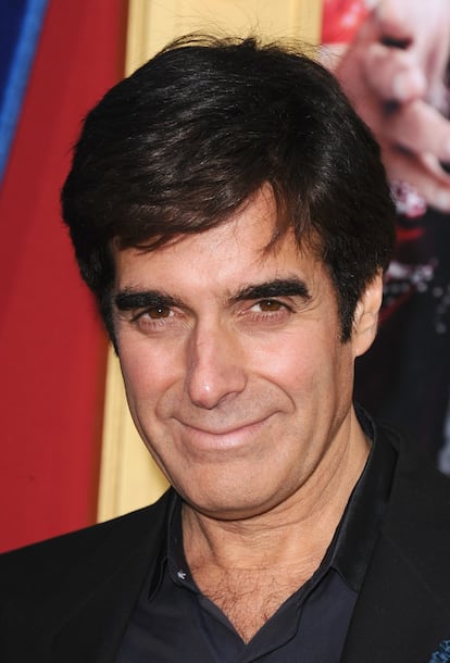 El ilusionista David Copperfield adquirió 11 islas, en 2006, por 43 millones de euros. El terreno se encuentra en Bahamas y de acuerdo con la revista 'Forbes', tras una inversión de otros 26 millones de euros, convirtió el lugar en Las islas de la Bahía Copperfield, un complejo vacacional de lujo. Una noche en dicho hotel cuesta cerca a 36.000 euros, un precio que incluye a un máximo de 12 personas. El complejo puede ser alquilado por un grupo de huéspedes a la vez, y entre las estrellas que han disfrutado del lugar se encuentran Oprah Winfrey, Bill Gates, Jim Carrey y John Travolta.