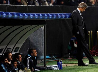 Pellegrini frente a su banquillo, durante el partido contra el Milan en San Siro, el martes.