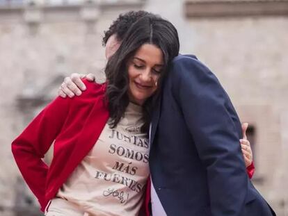 Inés Arrimadas abraza a Edmundo Bal, candidato de Ciudadanos a las elecciones de Madrid.