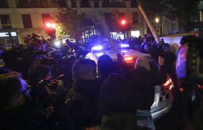 La chispa se ha prendido cuando un coche de policía municipal ha sido rodeado entre las calles Atocha y San Sebastián por unas veinte personas.