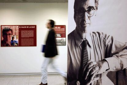 Paneles de la exposición sobre la vida del profesor Ernest Lluch inaugurada ayer en Castellón.