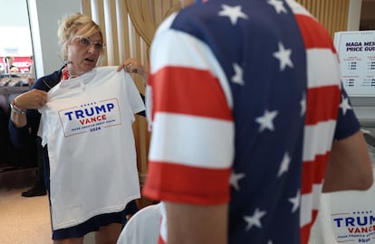 Camisetas del atentado, poemarios y biblias: el increíble mundo del ‘merchandising’ de Trump en la convención republicana
