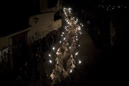 Varios encapuchados de la cofradía 'Cristo de la Buena Muerte' en una procesión en Zamora.