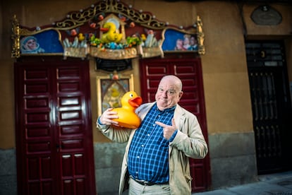 Leo Bassi posa con uno de sus patitos de goma frente al Paticano en Madrid, el 19 de abril.