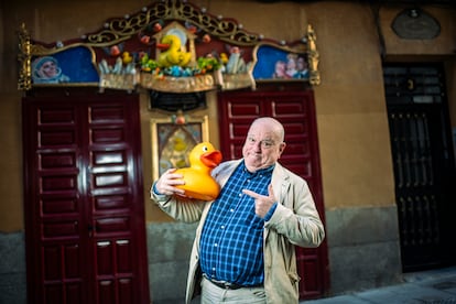 Leo Bassi posa con uno de sus patitos de goma frente al Paticano en Madrid, el 19 de abril. 