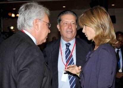 Cristina Garmendia conversa con Felipe González y Federico Mayor Zaragoza en la conferencia <i>Ciencia contra la Pobreza</i>.