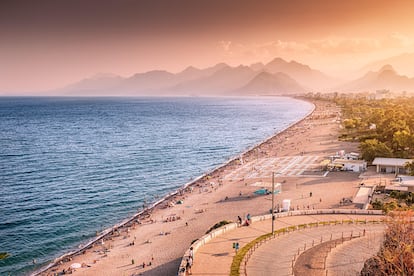 La interminable playa de Konyaalti, en Antalya.