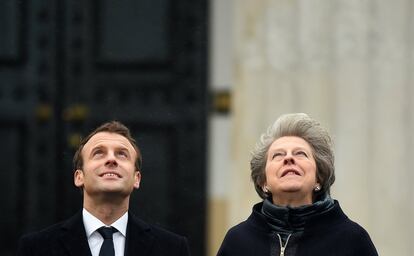 Emmanuel Macron y Theresa May observan el desfile militar aéreo en la academia de Sandhurst, en Camberley (Reino Unido) el 18 de junio de 2018.