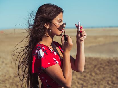 Disfrutar de unos días de vacaciones con los cosméticos y maquillaje imprescindibles es posible con estas propuestas. GETTY IMAGES.