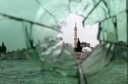 Una mezquita de Homs vista a través de un cristal roto. Los rebeldes que ocupaban la ciudad Siria desde hace casi dos años han comenzado su retirada.