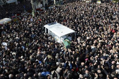 Funeral masivo por uno de los novelistas más conocidos de Turquía, Yasar Kemal, celebrado en la mezquita de Tesvikiye, Estambul (Turquía).