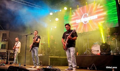 Alberto Fernández, a la derecha, en un concierto de Los Geiperman.