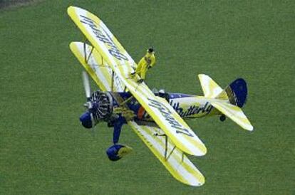 Guy Mason, de sólo 10 años, realiza equilibrio sobre una avioneta.