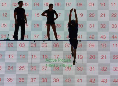 Artístas realizan una performance frente a una pantalla, en la feria de electrónica IFA de Berlín (Alemania).
